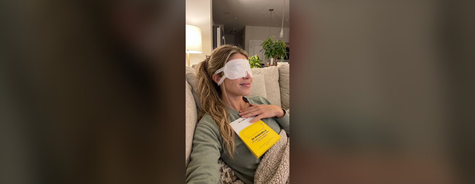 Mujer relajada en el sillón con el antifaz de vapor puesto