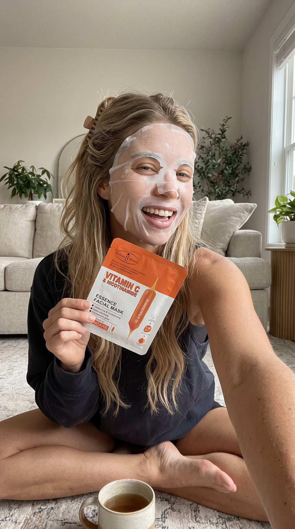 Mujer riendo con la mascarilla de tela de vitamina C puesta